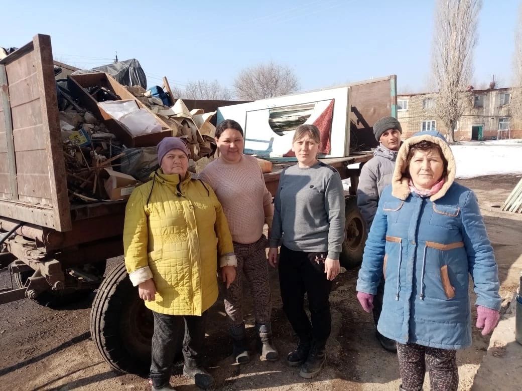 Не равнодушные жители, сотрудник администрации с.Каменка провели субботник в почтовом отделении после установки окон и дверей.