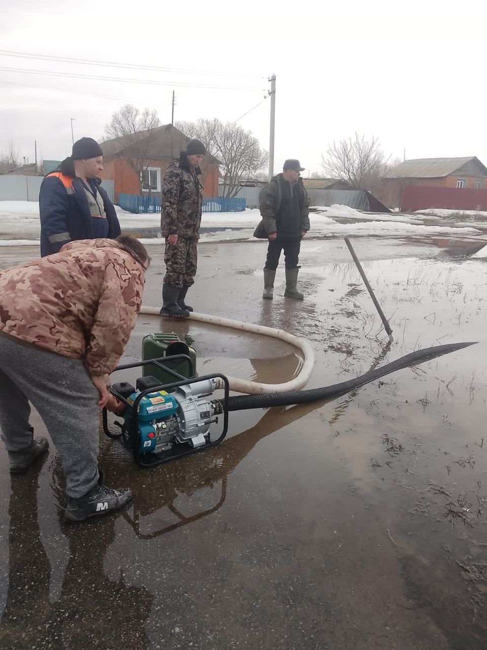 В районе наступил пик половодья, сроки схода талых вод в этом году несколько сдвинулись, чем обычно,  и интенсивность потоков ниже, что связано со сложившимися погодными условиями – днём таяло, ночью стояли морозы..