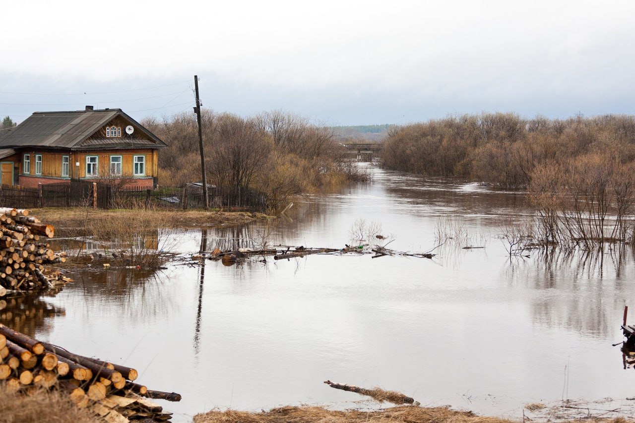 Паводок – это кратковременное и неравномерное повышение уровня воды, возникающее в результате быстрого таяния снегов и обильных осадков.  КАК ДЕЙСТВОВАТЬ ВО ВРЕМЯ ПАВОДКА, НАВОДНЕНИЯ.