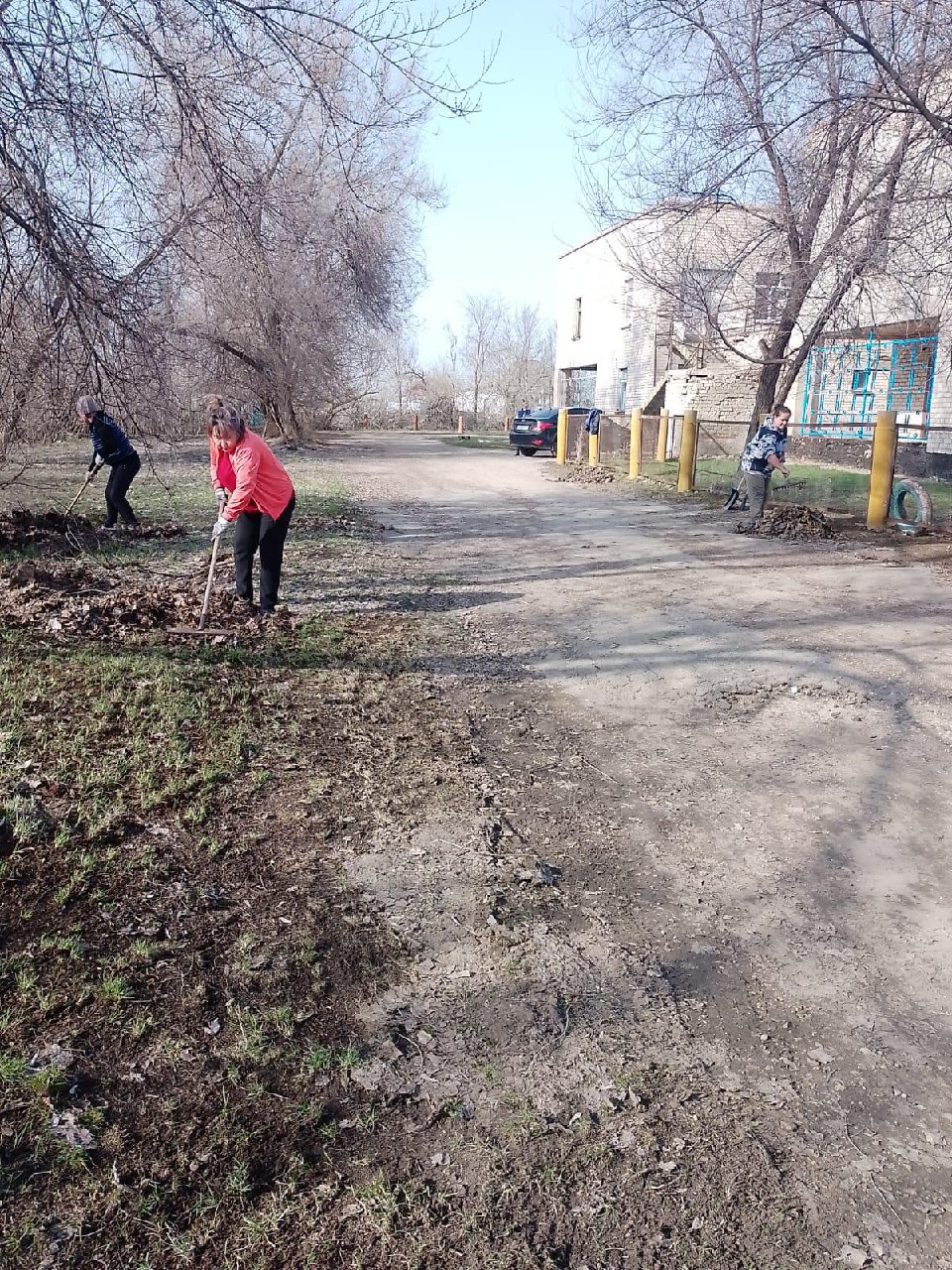 Сегодня в с. Бородаевка был организован субботник &quot;по благоустройству и санитарной очистки&quot;. Приняли участие сотрудники администрации, библиотеки, заведующая почтой навели порядок к своим прилегающим территориям. .