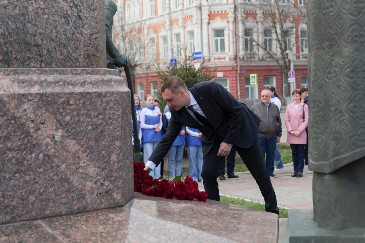 Губернатор Роман Бусаргин 14 апреля вместе с председателем областной думы Михаилом Исаевым, главой Саратова Ладой Мокроусовой и студентами почтил память выдающегося русского государственного деятеля Петра Аркадьевича Столыпина, возложив цветы к памятнику.