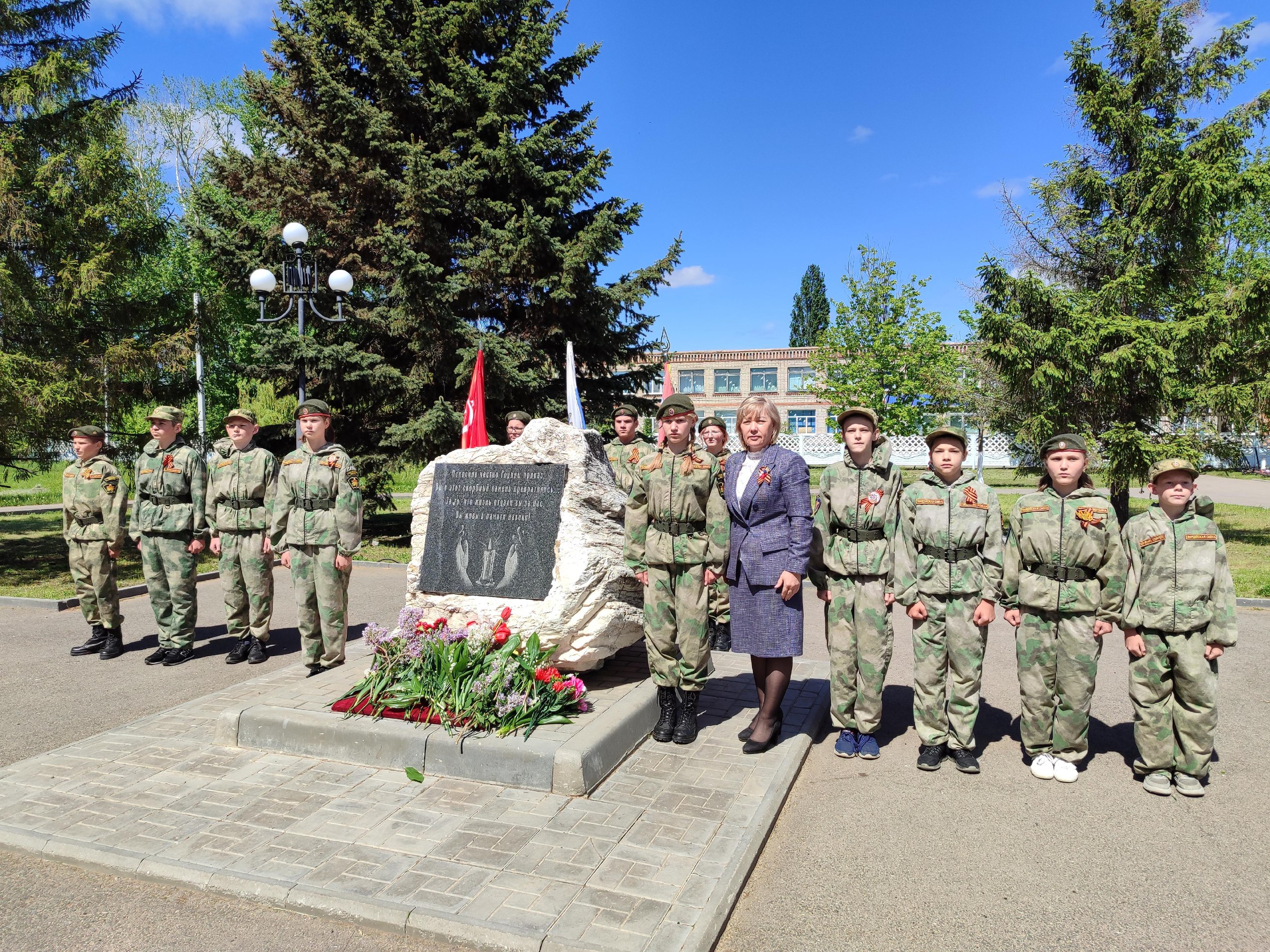 Сегодня в Осиновском МО в с. Берёзовка, п.Осиновский учащиеся, преподаватели, сотрудники библиотек, социальные работники, работники культуры, сотрудники Администрации Осиновского МО, жители, депутаты местного Совета совместно с Главой Осиновского МО Ольго.