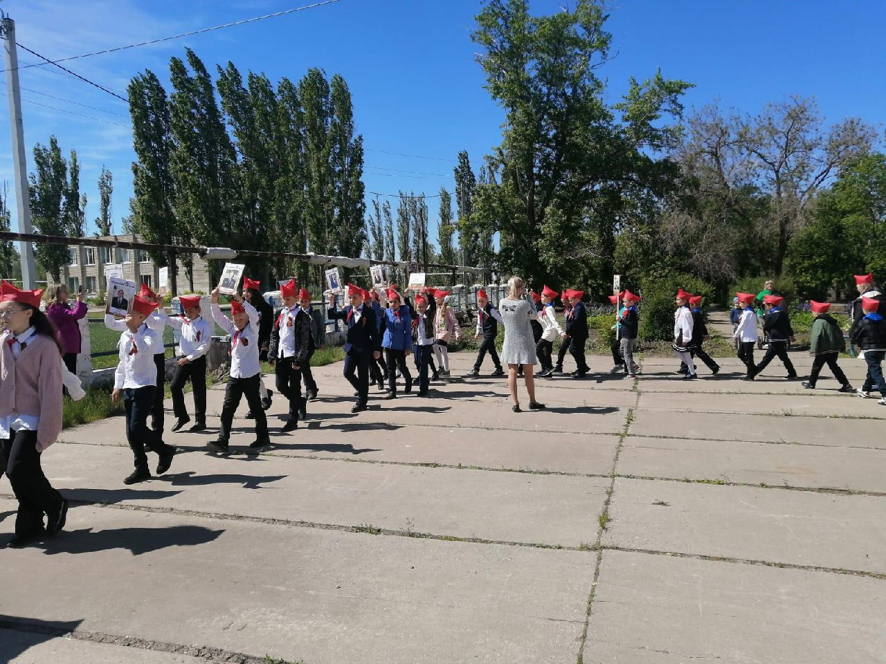 Сегодня  в с. Каменка прошёл Митинг-линейка посвящёная празднованию Дня Победы и конкурс &quot;Смотр строя и песни&quot;..