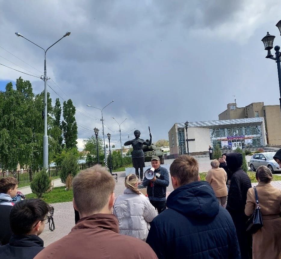 В День Победы сотрудники Центральной библиотеки провели автобусную экскурсию для жителей и гостей города. Экскурсовод Владимир Лемдяев рассказал, где располагался военный госпиталь, на каком заводе выпускали необходимые фронту боеприпасы, где находился ла.