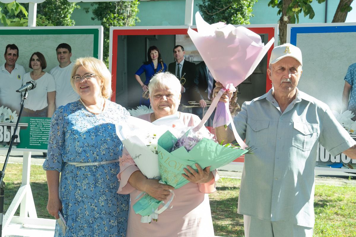 В День семьи, любви и верности в городе Марксе чествовали лучшие семьи района.