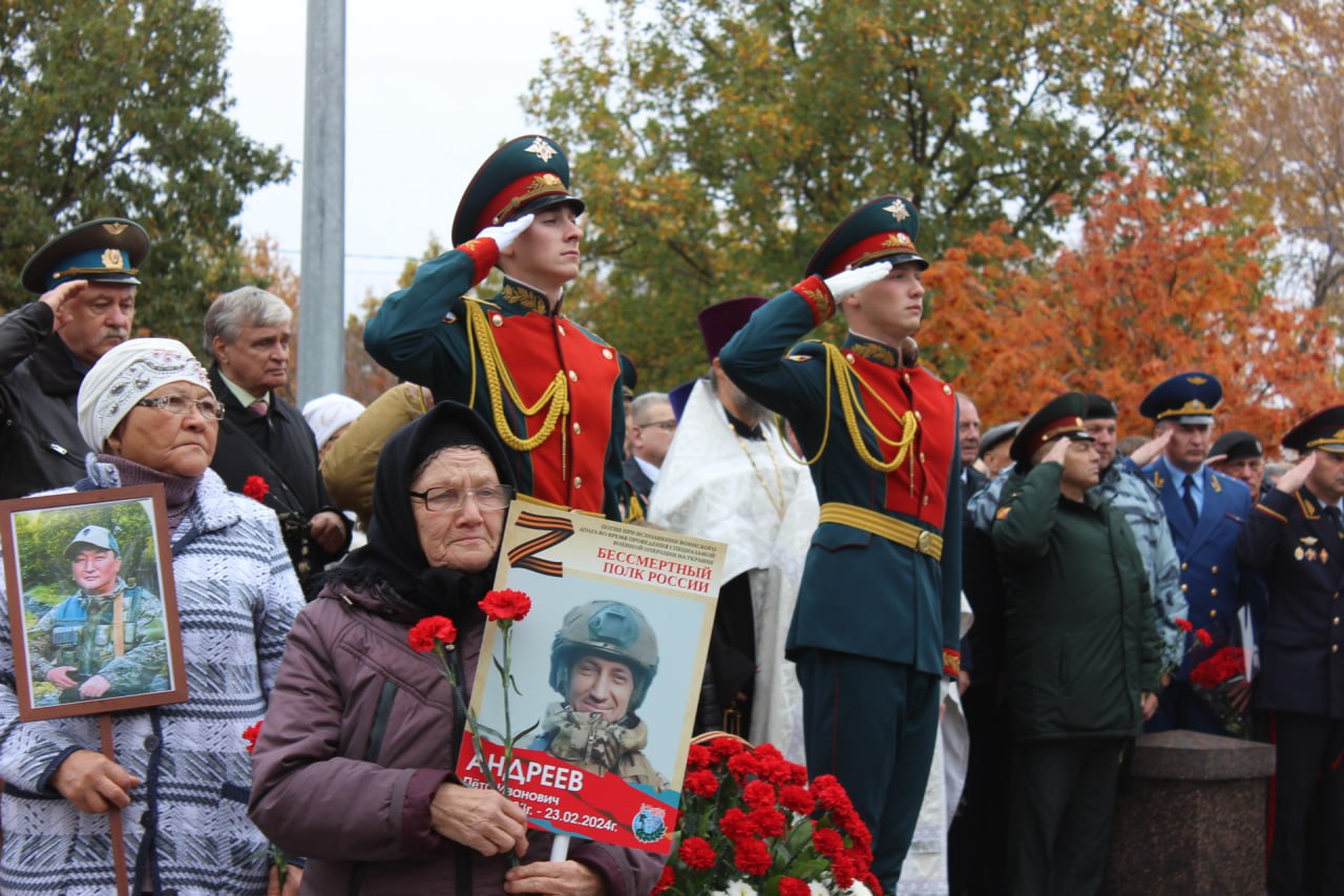 В Парке Победы на мемориал занесли 207 имен погибших в зоне СВО.