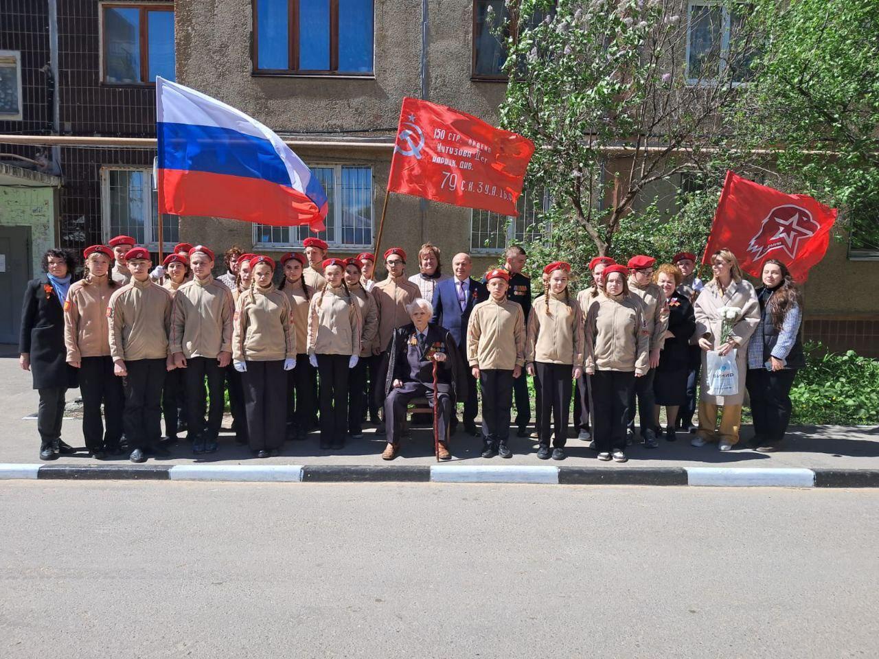 В муниципальных районах области поздравили ветеранов с Днем Победы!   Концерты и парады прошли возле домов ветеранов на территории Саратовской области.   Работники культуры и волонтеры исполнили стихи и песни военных лет для участников войны и тружеников.