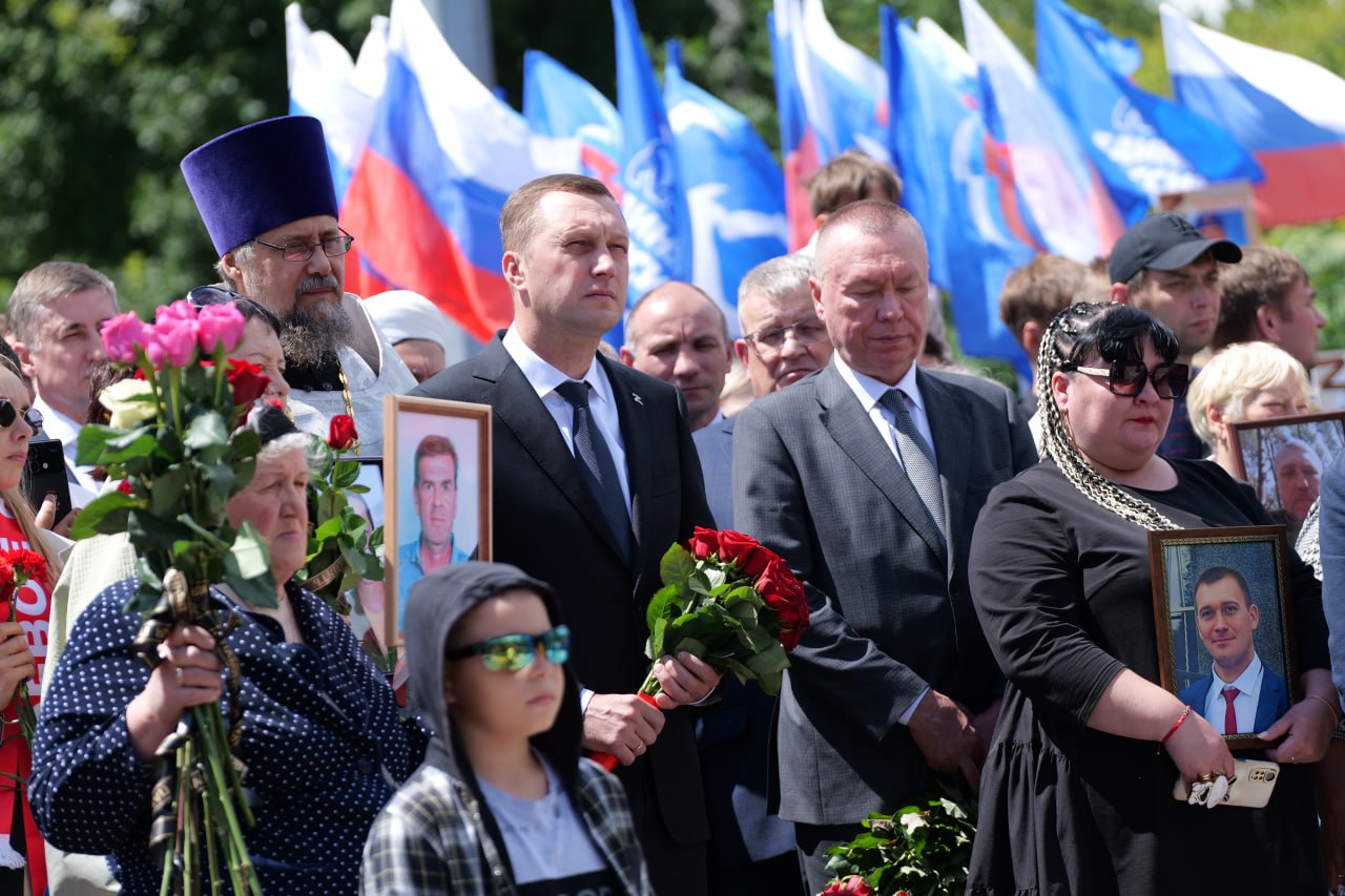 В Парке Победы на Соколовой горе в День ветеранов боевых действий прошла церемония увековечивания имен военнослужащих, павших в ходе специальной военной операции..